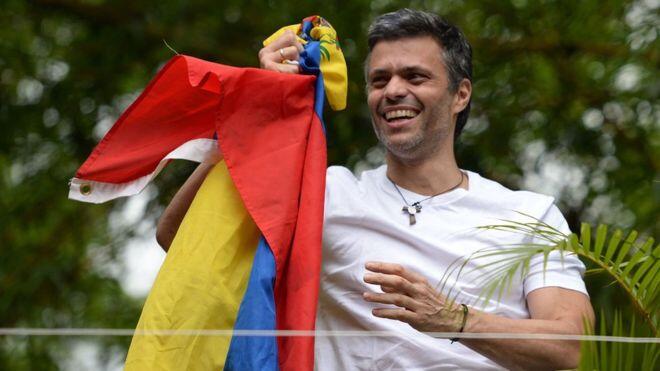 Líder opositor de Venezuela regresa a su casa