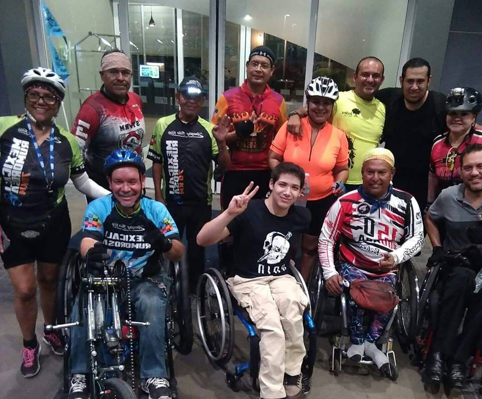 Reciben ciclistas a Mario Dávalos, deportista paralímpico