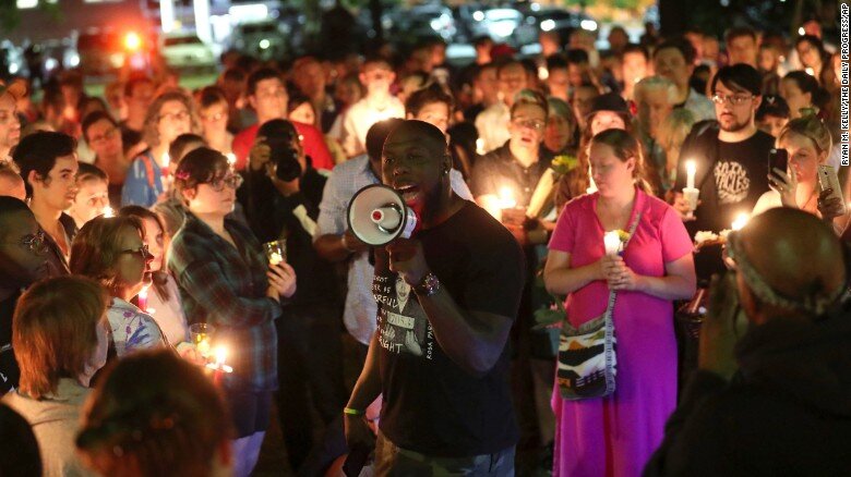 Tres muertos y caos en Charlottesville por protesta racista