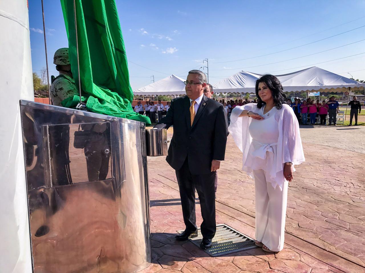 Encabeza Alcalde izamiento de Bandera Monumental