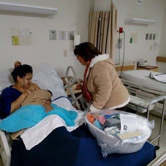 Nuevas mamá del Materno Infantil reciben donativos