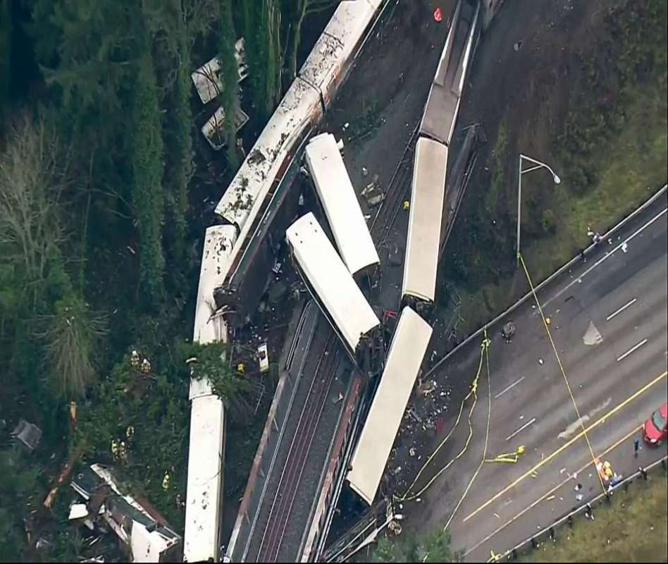 Al menos seis muertos en descarrilamiento tren cerca de Seattle