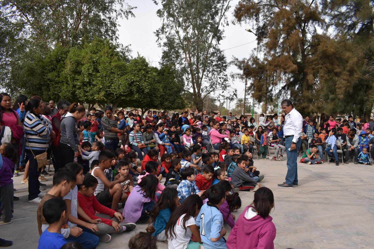 Tolento lleva festejo de Reyes a niños del Valle de Mexicali