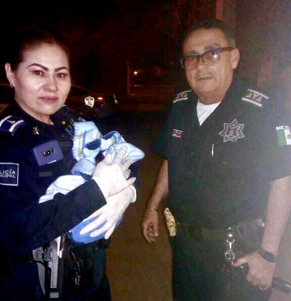 Policías ayudan en nacimiento de bebé en Los Algodones