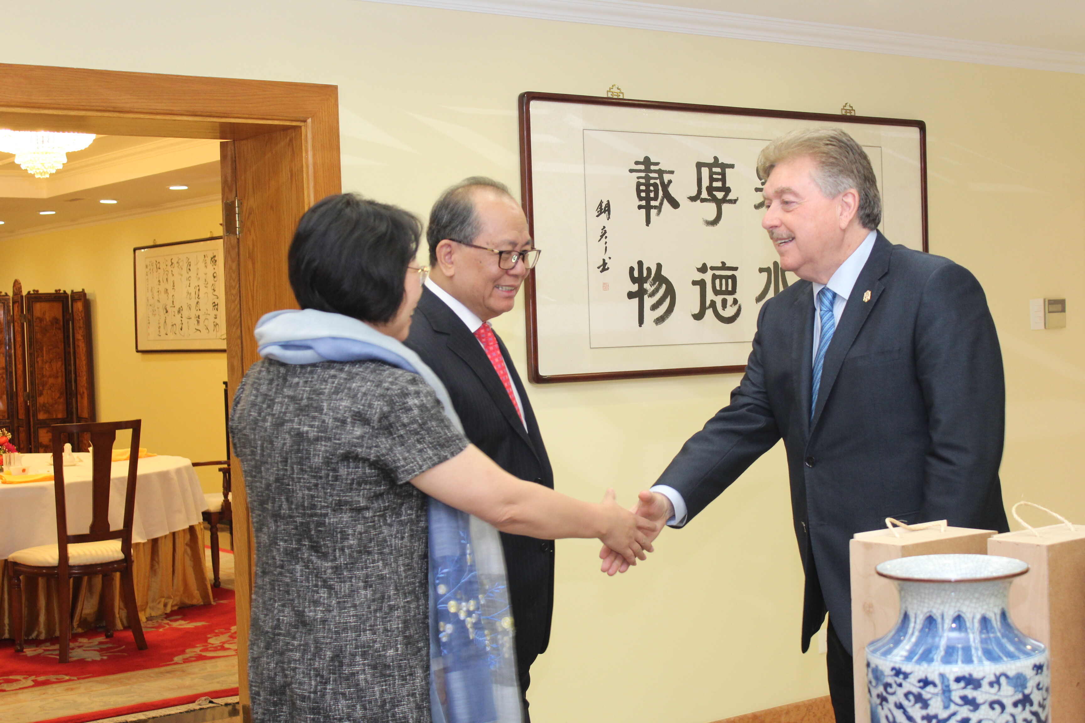 Se reúnen Gobernador de Baja California y embajador de China