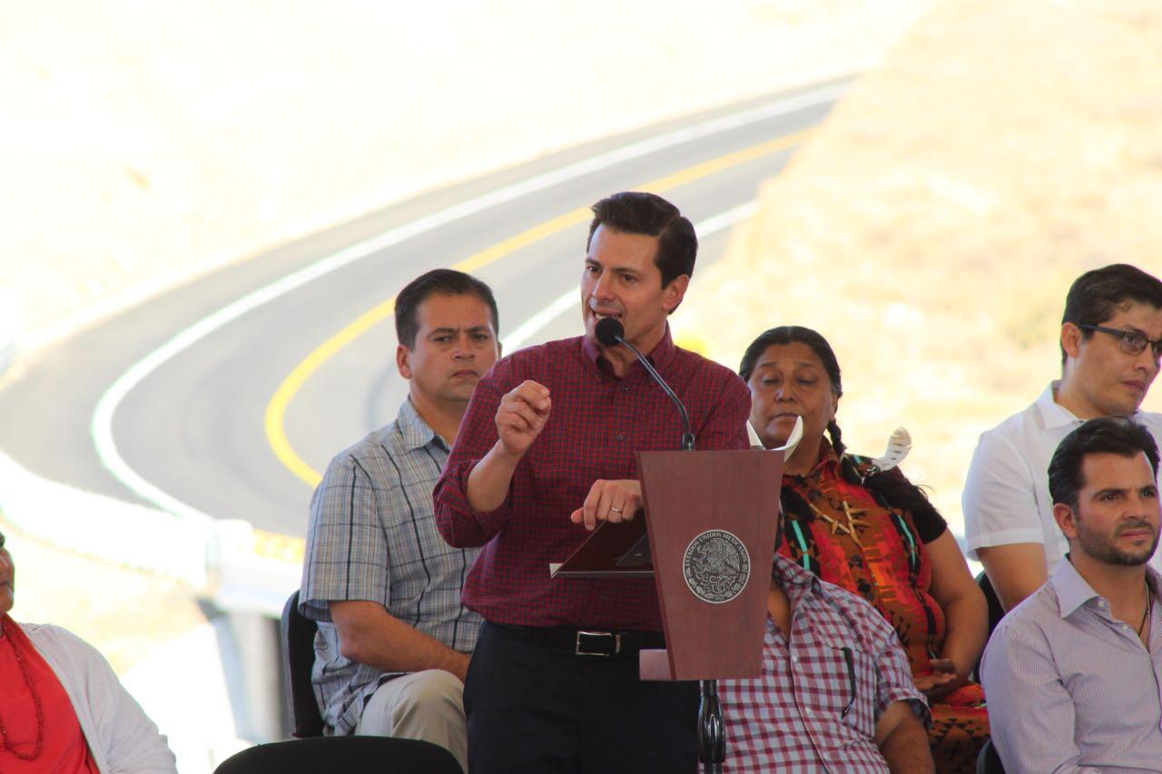 Inauguró Peña Nieto la carretera Tecate-San Antonio de las Minas