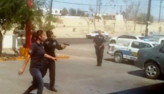 De un tiro, mujer policía somete a violento sujeto en San Felipe