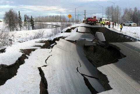 Fuerte terremoto de magnitud 7.0 sacude parte de Alaska
