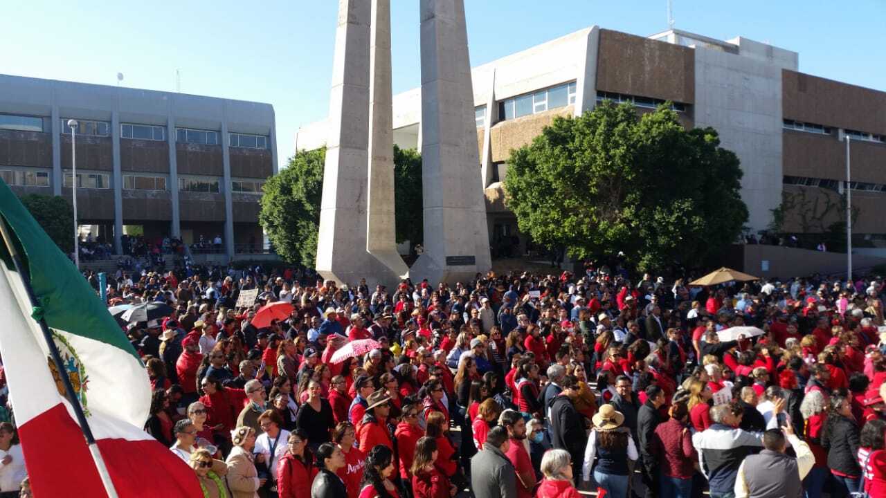 Miles marchan contra ‘Kiko’; exigen pago a maestros jubilados y activos