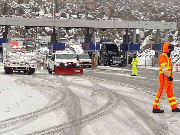 Cierran autopista a Tecate por intensas nevadas