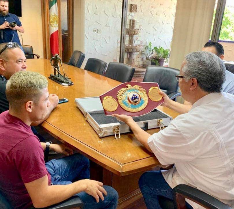 Elwin “La Pulga” Soto, campeón de box visita a Gustavo Sánchez