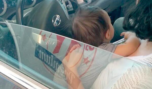 Se le hizo fácil dejar a su hijo encerrado en el carro