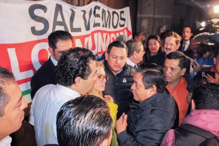 Rocían a alcaldes con gas lacrimógeno; piden rescate de municipios