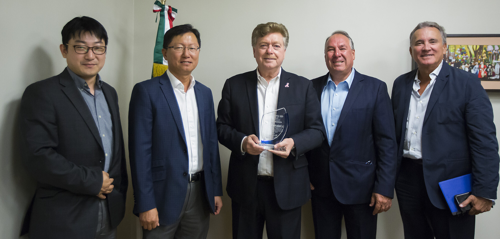 Hyundai entrega reconocimiento al gobernador “Kiko” Vega