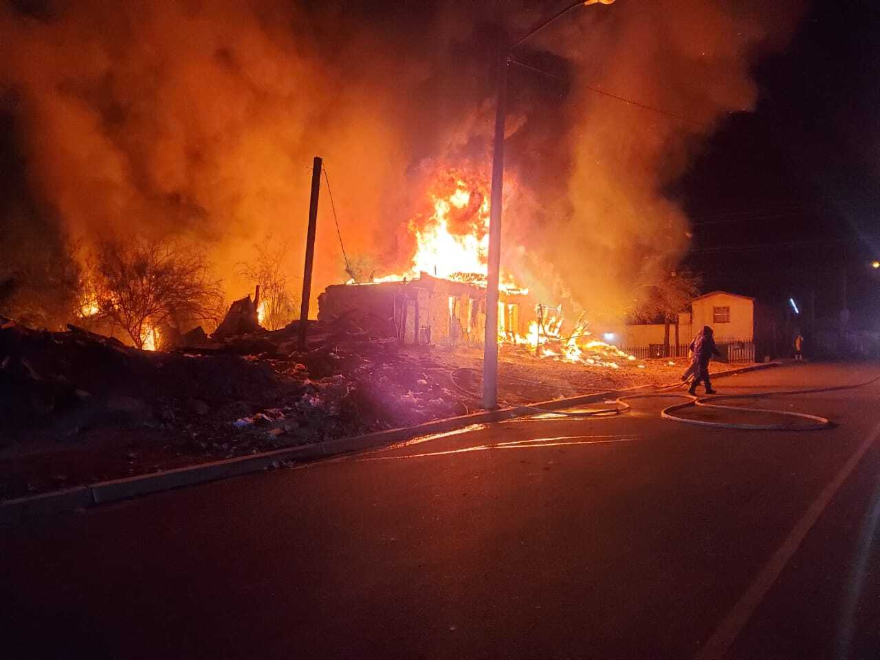 Muere abuelo al incendiarse su casa en Pueblo Nuevo