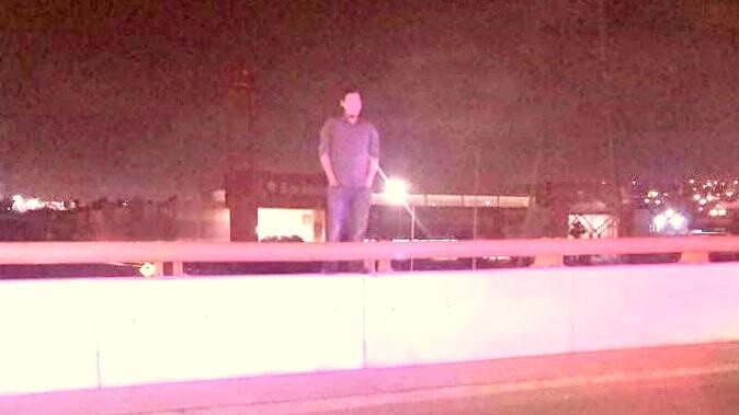 Policías evitan que hombre se quite la vida desde un puente