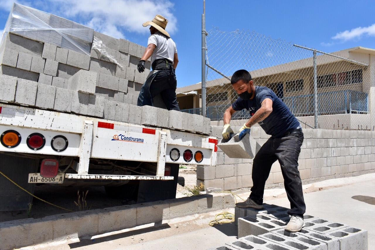 En plena pandemia, diputado Vázquez entrega material de construcción a escuela
