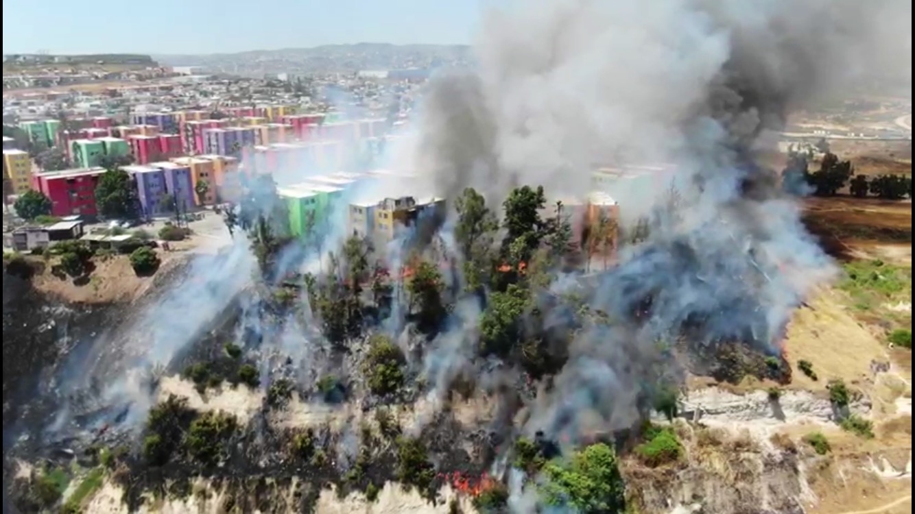 Evacuan a 350 tijuanenes por incendios en la ciudad