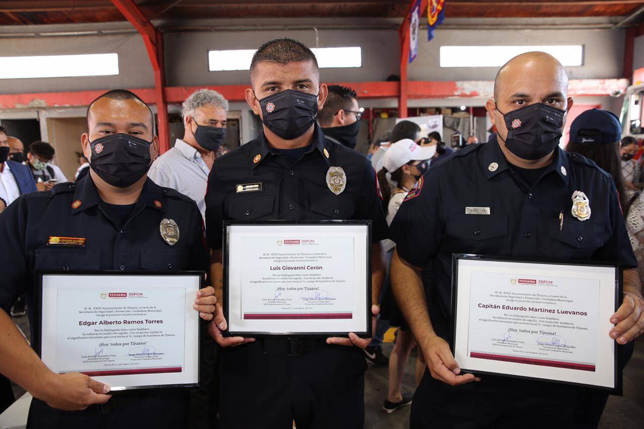 Entregan bono y equipo nuevo a bomberos de Tijuana
