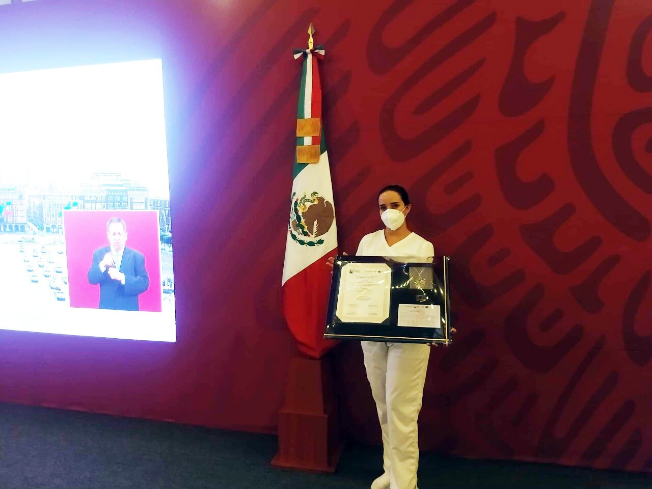 Enfermeros de Mexicali reciben condecoración de manos del Presidente