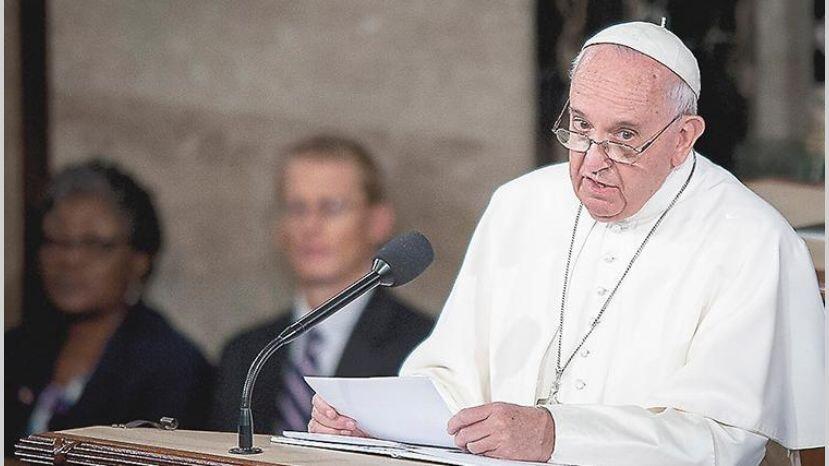 Homosexuales “tienen derecho a una familia”: Papa Francisco