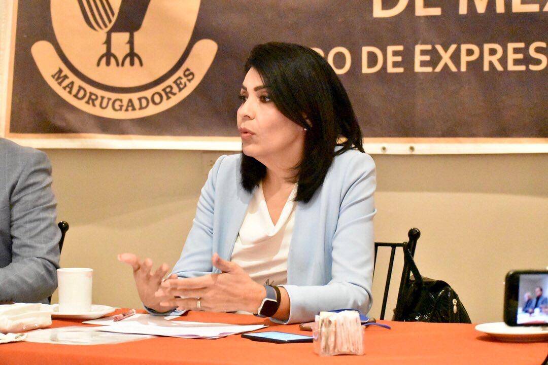Expone Eva María propuestas legislativas y de gestión social ante Madrugadores
