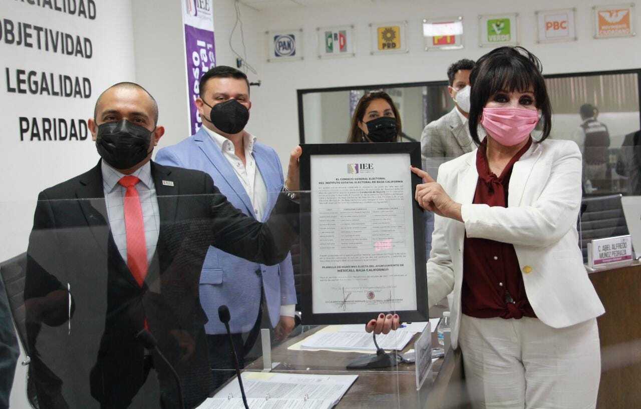 Norma Bustamante recibe acta de mayoría como alcaldesa electa