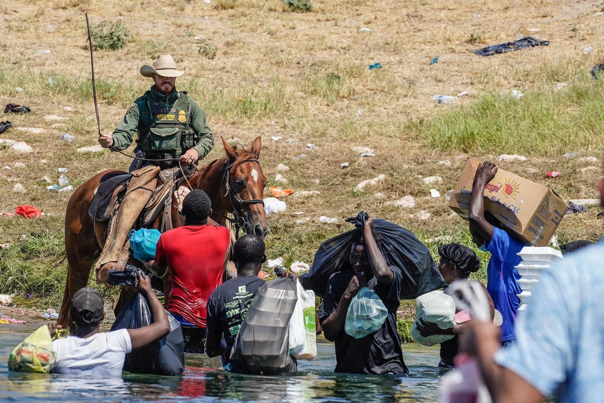 A caballo, ‘migra’ cierra frontera a migrantes haitianos