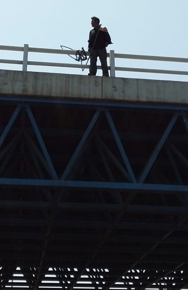 Policías evitan suicidio en el puente de la Independencia