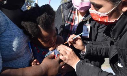 Comienzan a vacunar a migrantes en albergues de Mexicali