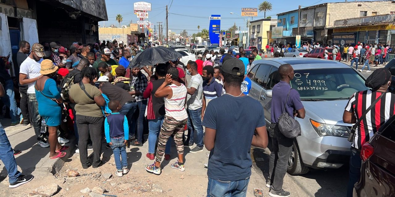 Cientos de migrantes se conglomeran en Pueblo Nuevo