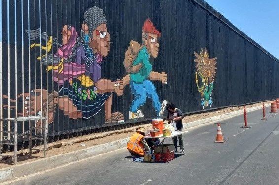 IN BETWEEN: El mural en el muro de Trump: “América para los americanos”