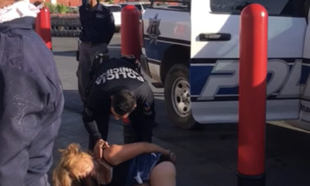 Mujer detenida en Costco había robado tequila y una bocina