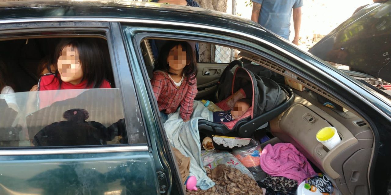Rescatan a ocho niños que vivían dentro de un carro