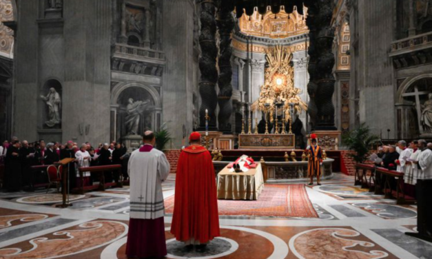 Miles acuden a despedir al papa Benedicto XVI