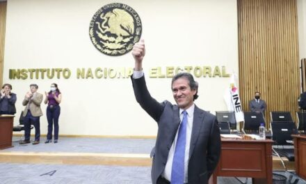 Edmundo Jacobo presenta su renuncia al INE
