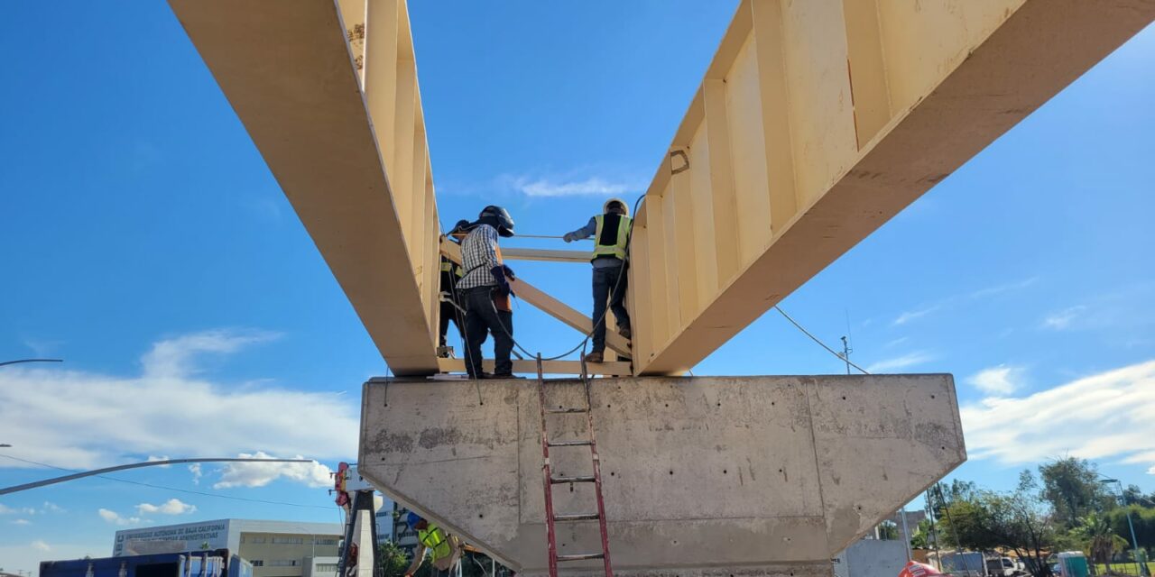 Instalan primeras vigas en puente del Río Nuevo y Eje Central