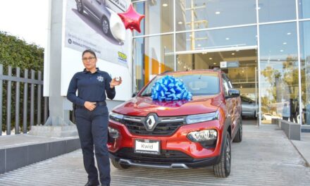 Mujer agente se gana un auto en festejo del Día del Policía