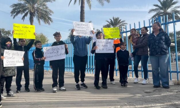 Papás protestan por falta de maestros