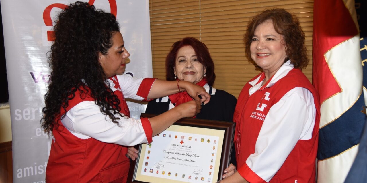 Recibe María Cristina Terán de Félix Medalla al Mérito de Cruz Roja Mexicana